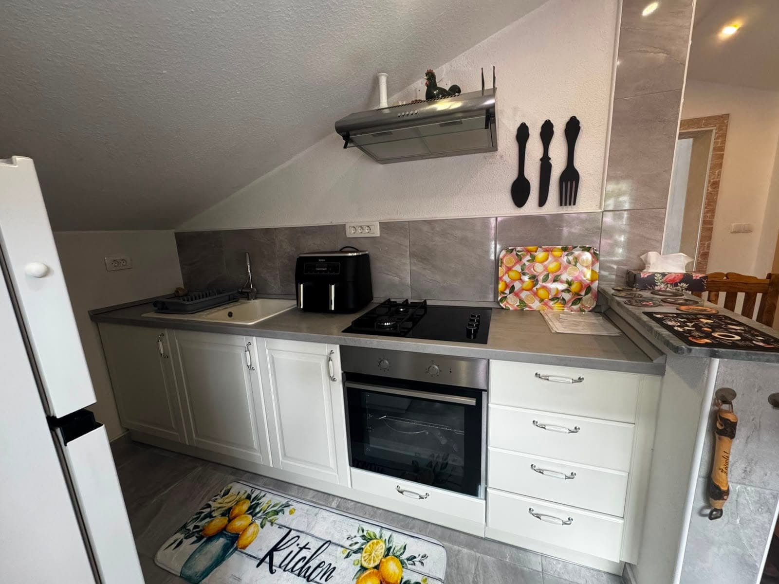 Fully equipped kitchen with gas hob
