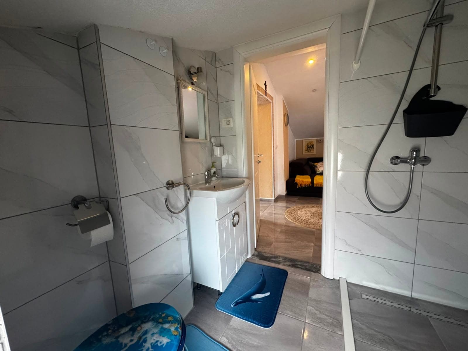Bathroom with shower and washbasin