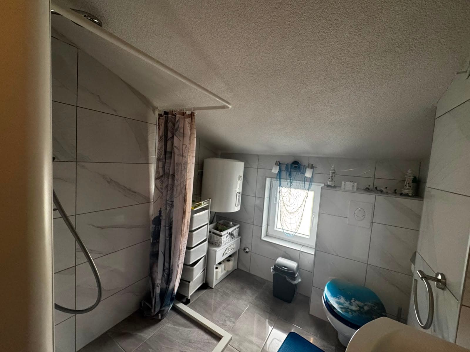 Bedroom with double bed and sea view